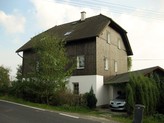 RD s verandou, vzrostlou zahradou, pozemek 1044 m2, Lomnička u Plesné